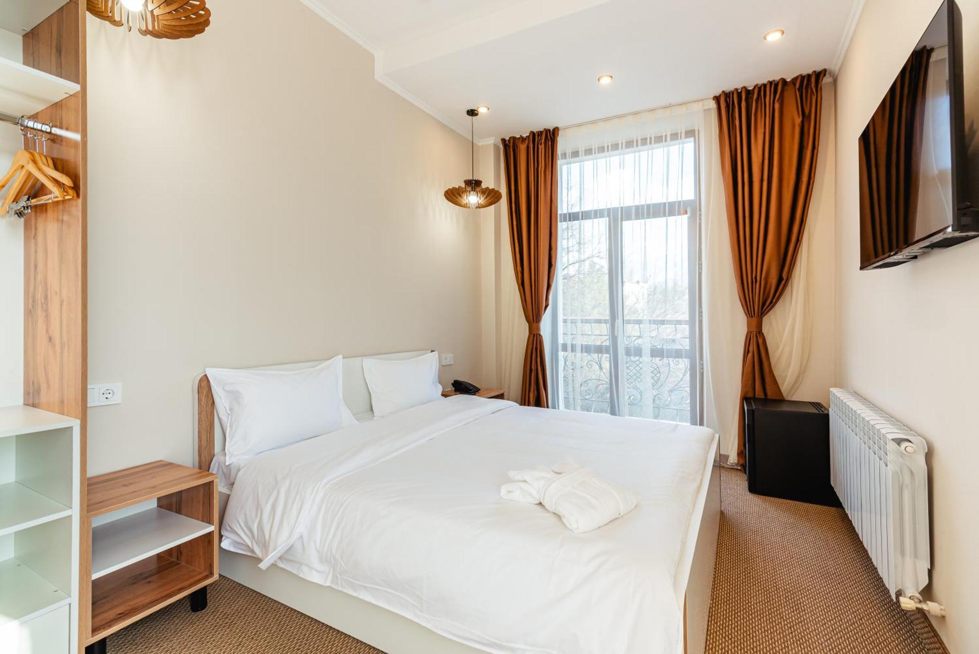 Aykun Hotel Alma-Ata Buitenkant foto