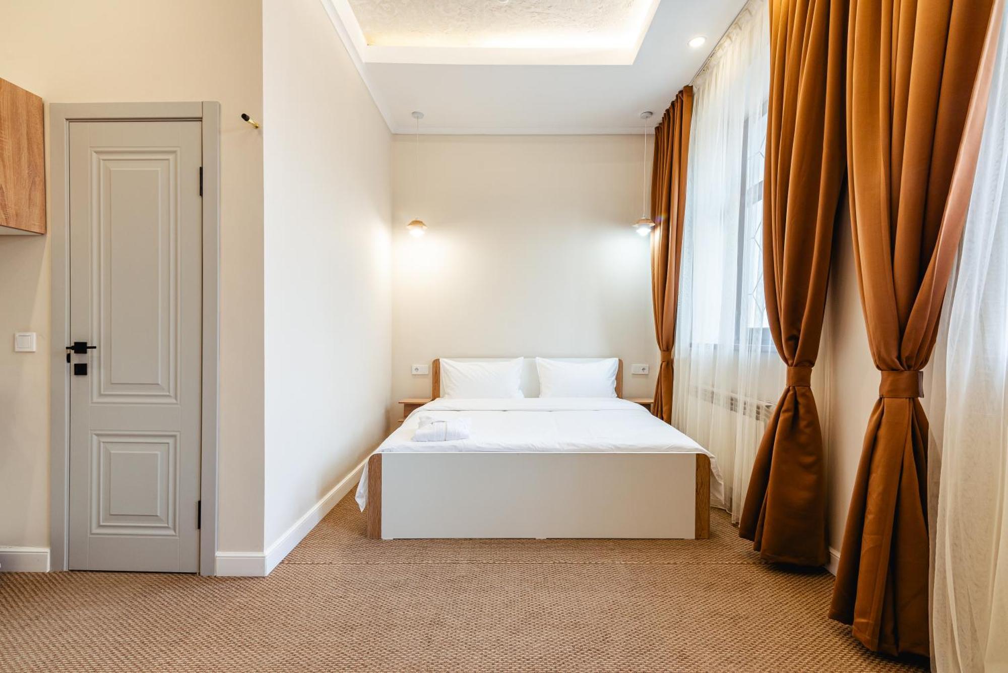 Aykun Hotel Alma-Ata Buitenkant foto